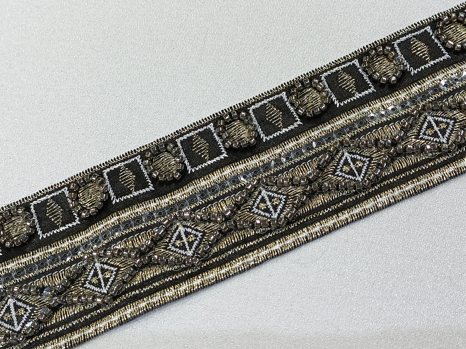 Cenefa Bordada Rocalla Cleopatra