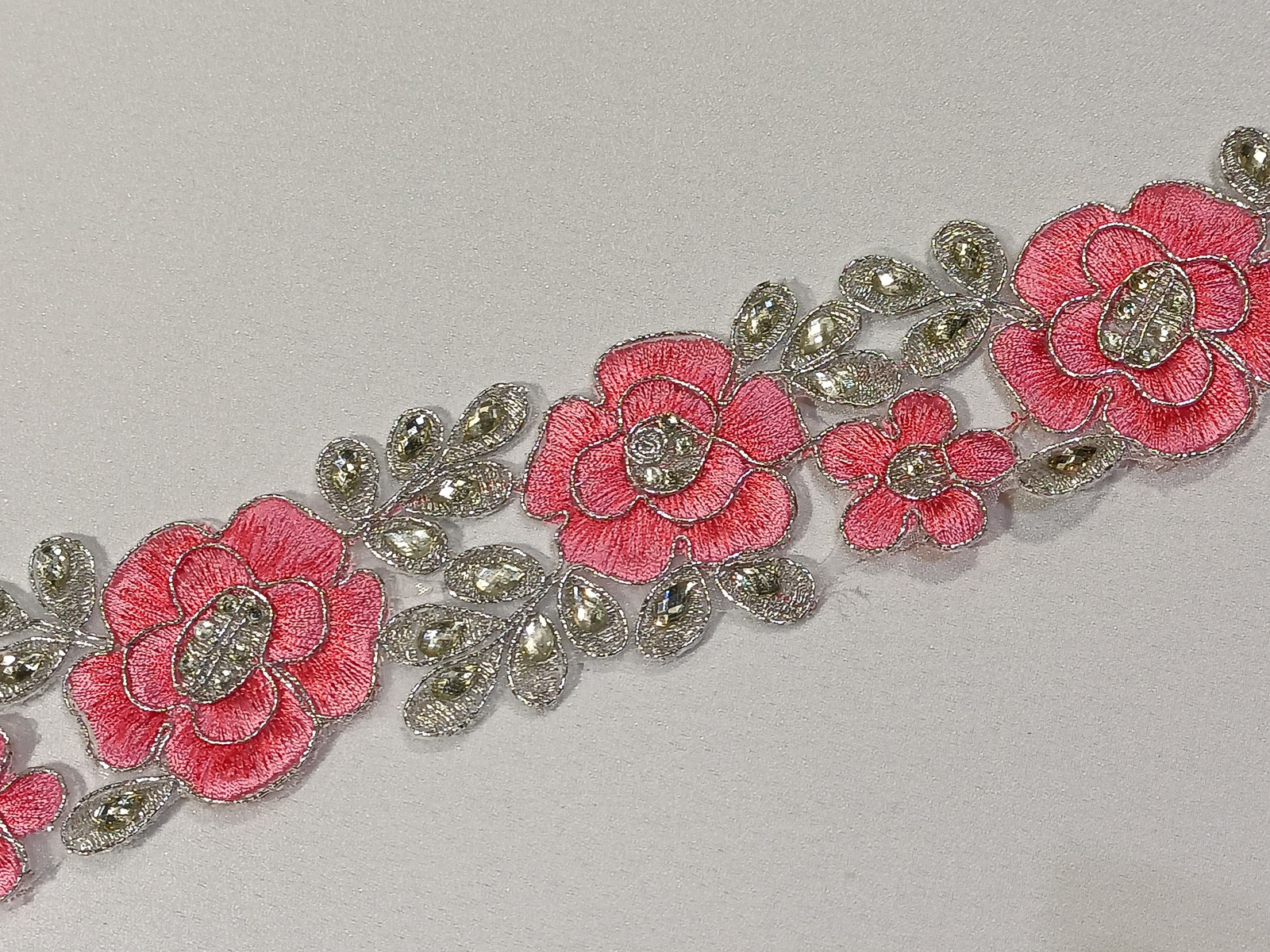 Cenefa Bordada Amapola Rosa Plata