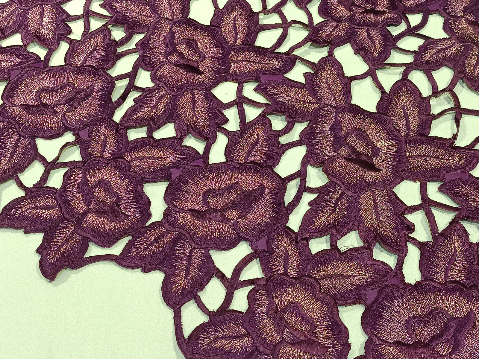 Tejido Guipur Flor Matizada Berengena