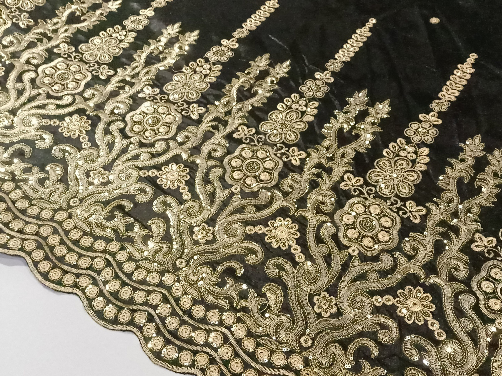 Shantung Bordado Cenefa Alambra Negro-Oro
