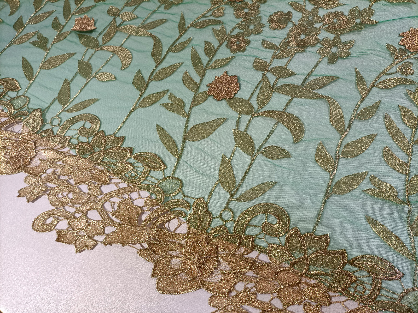 Tull Bordado Verde Flor 3D Oro