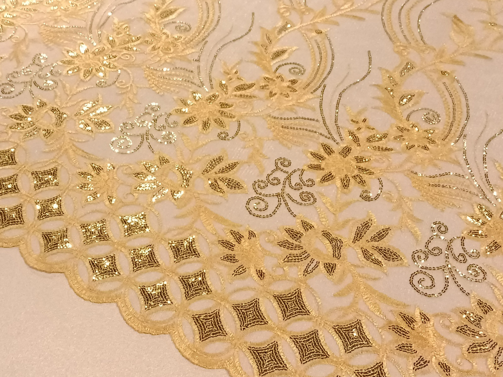 Tull Bordado Invisible Flor Oro