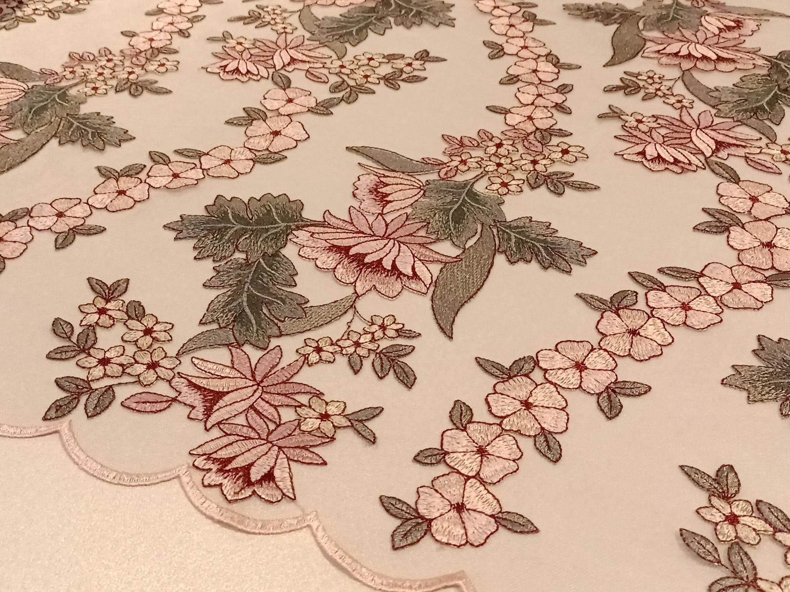 Encaje Bordado Nacar Rosa-Gris