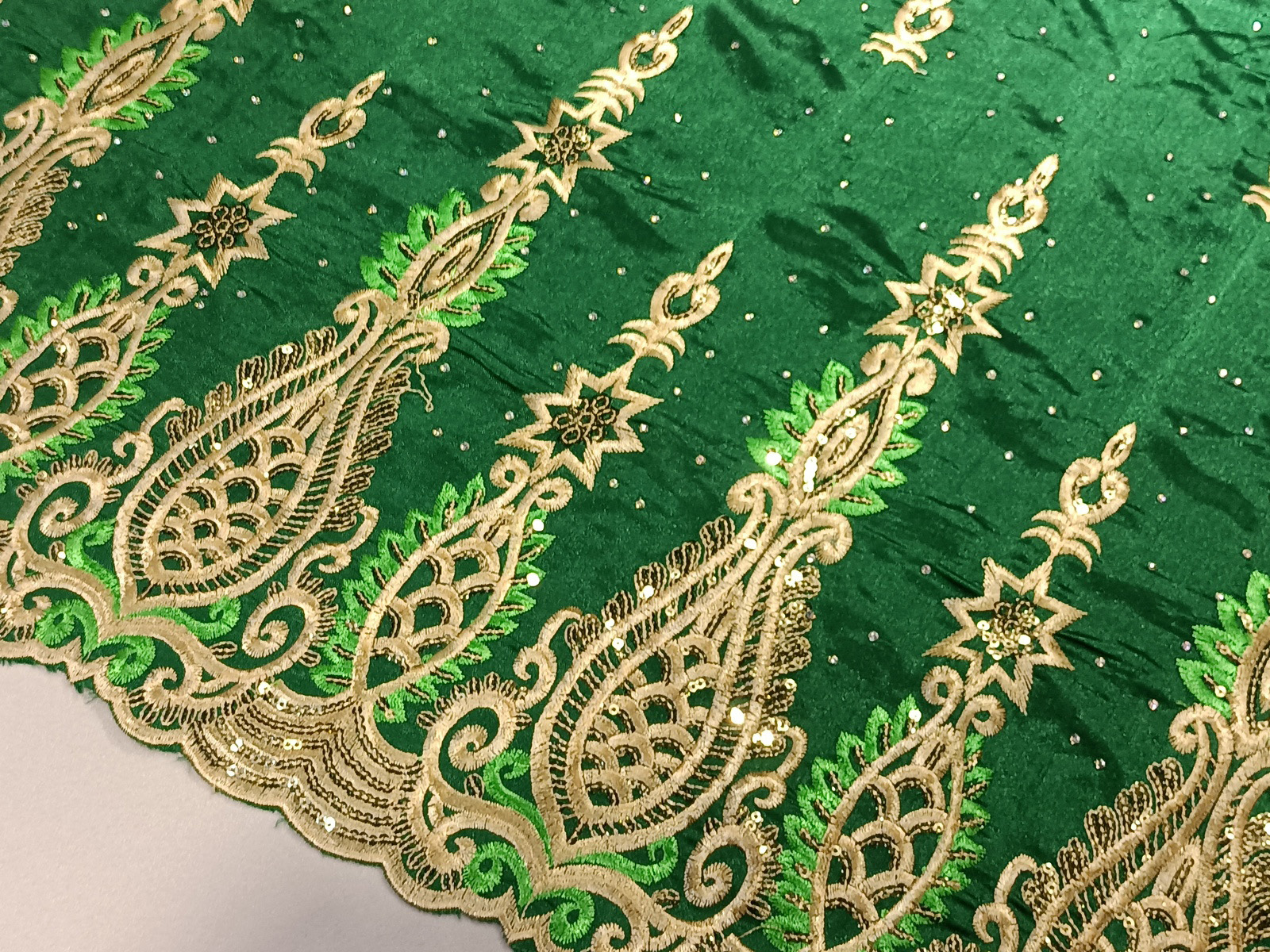 Shantung Bordado Cenefa Rifier Verde-Oro Cristal