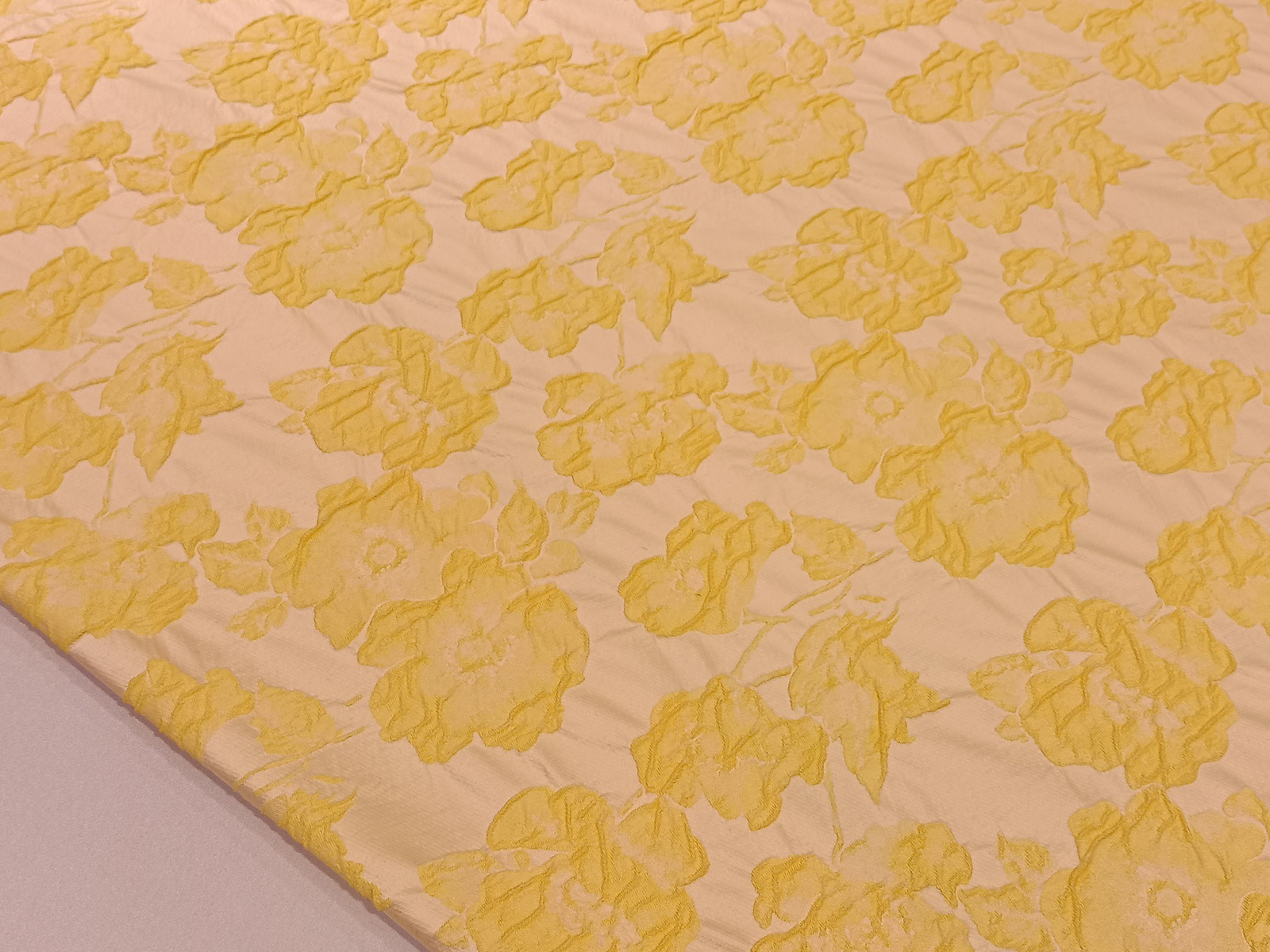 Damasco Blanco Flor Amarilla Relieve