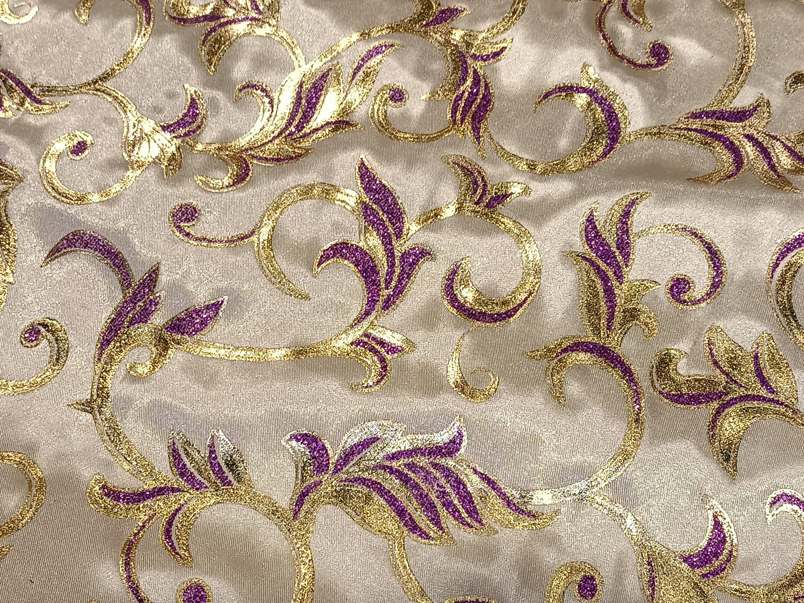 Damasco Fantasía Hojas Purpura Oro