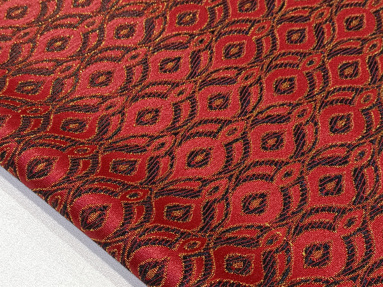 Raso Bordado Almohade Rojo Burdeos-Negro