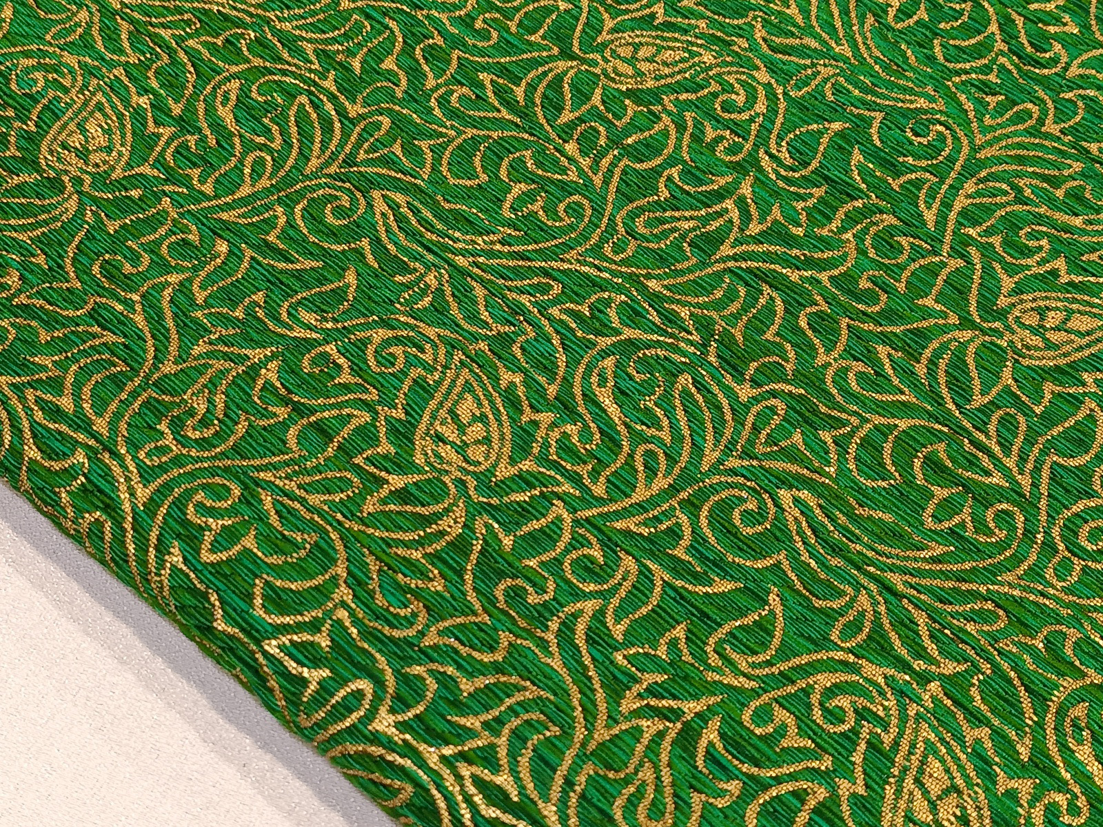 Damasco Arabesco Yedra Verde Oro