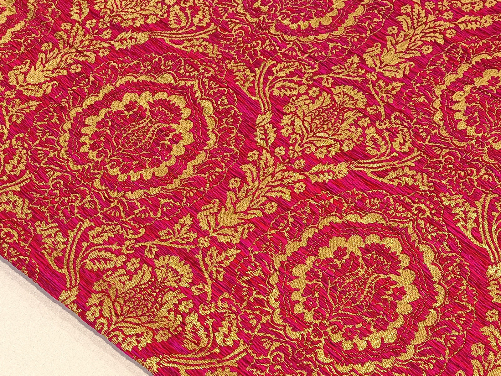 Damasco Arabesco Medallón Floral Fucxia Oro