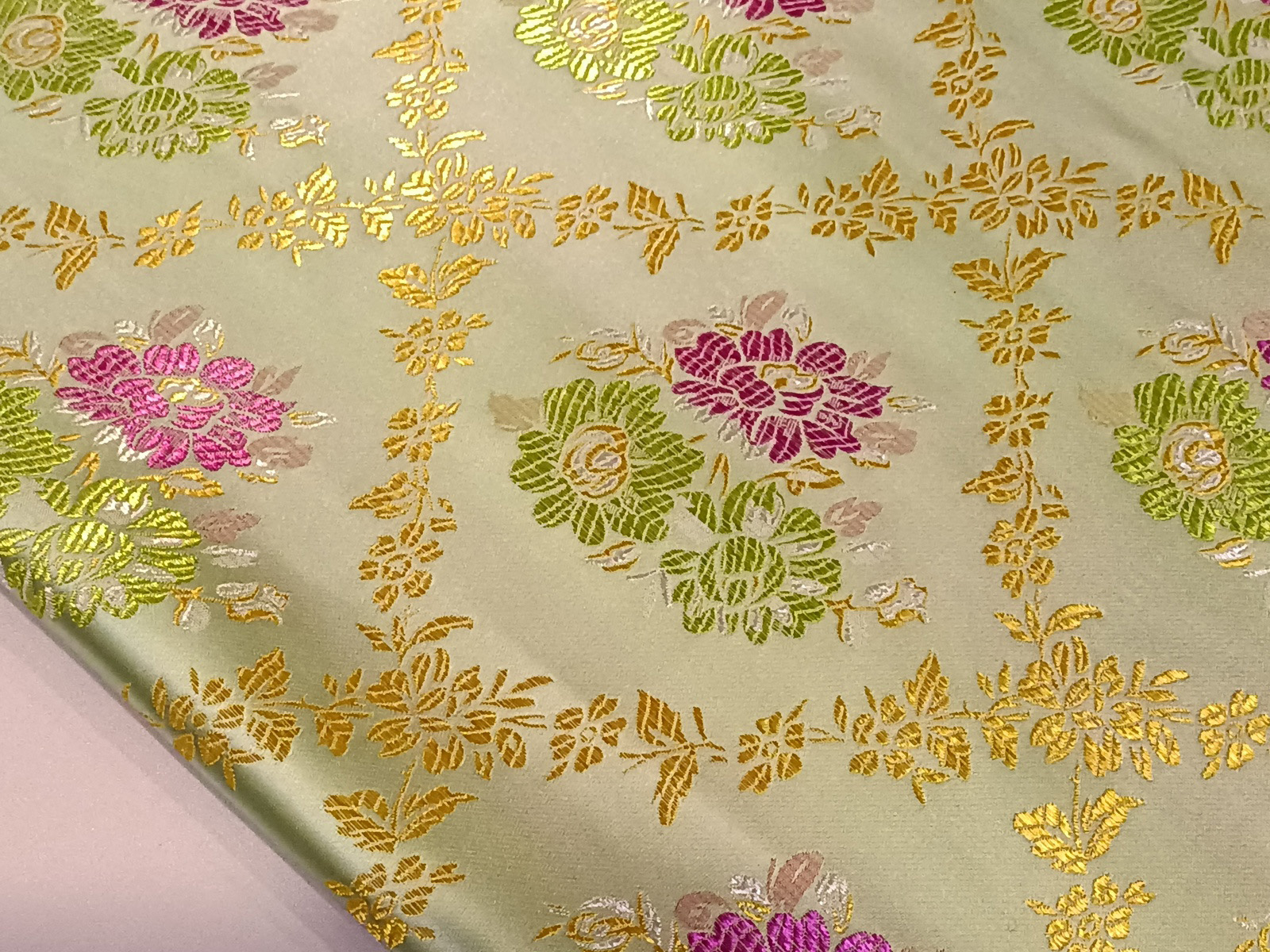 Raso Bordado Floral Grande Verde Manzana