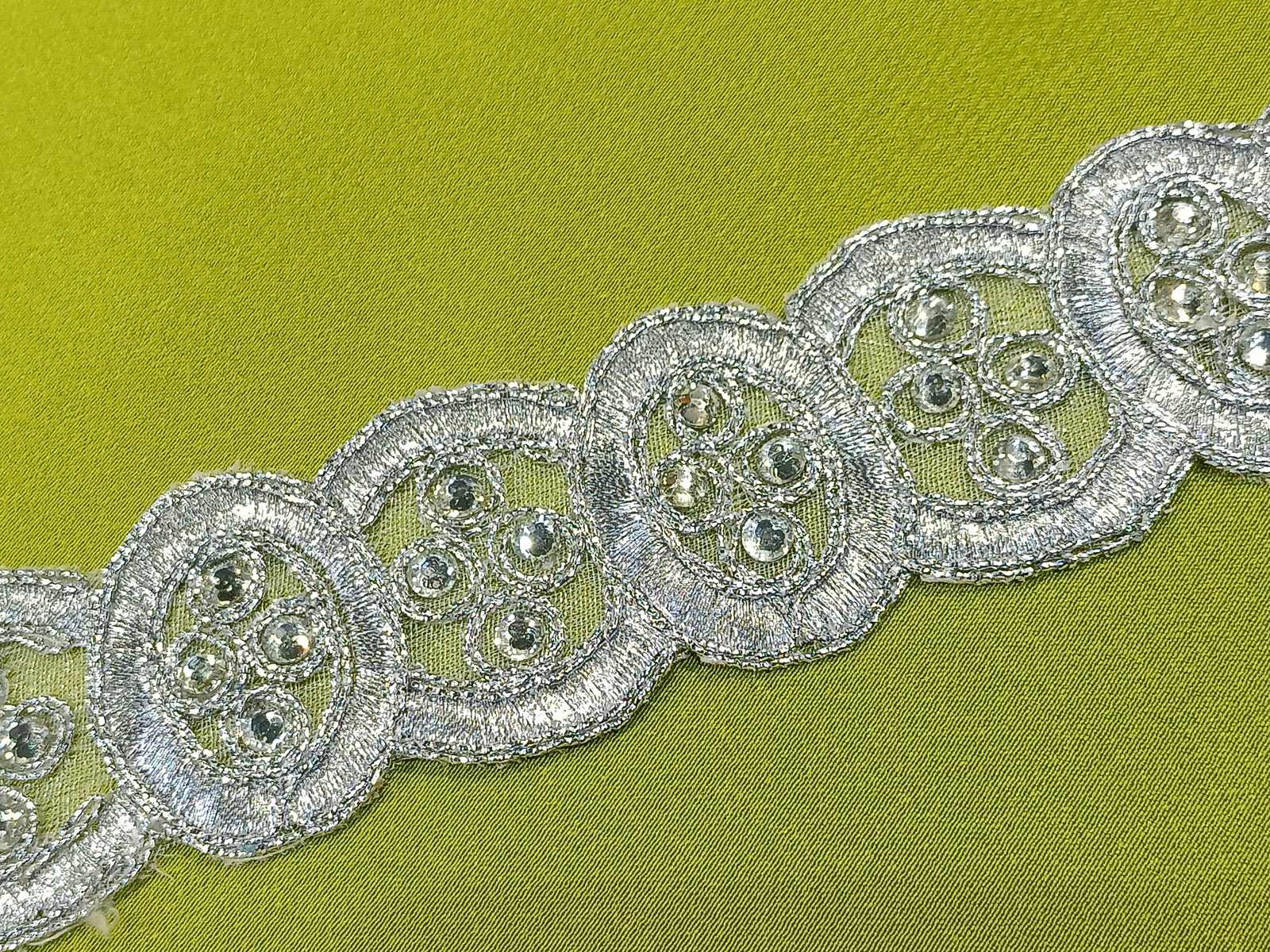Cenefa Bordada Pedrería Cadenas Plata