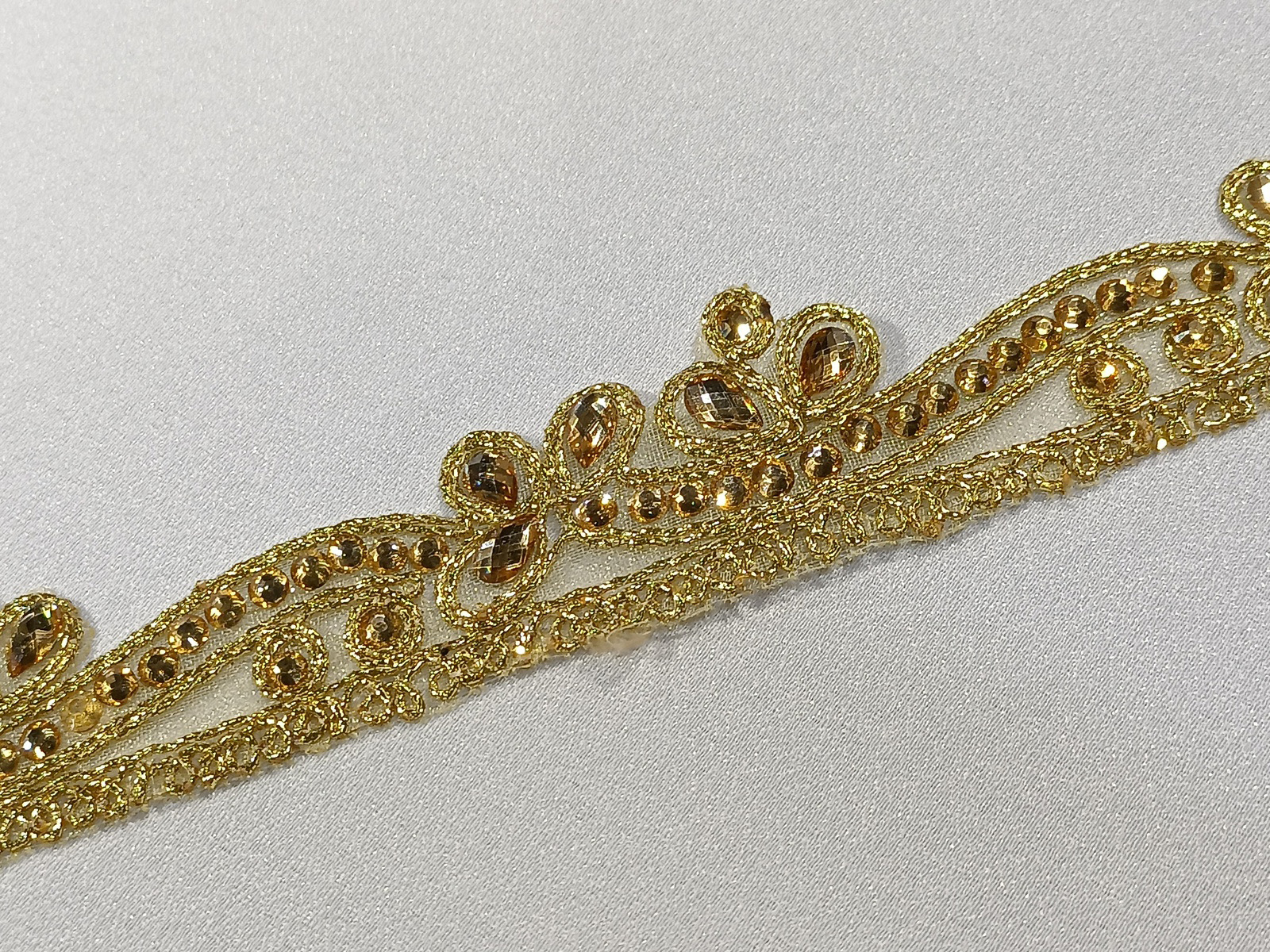 Cenefa Bordada Pedrería Ramillete Oro