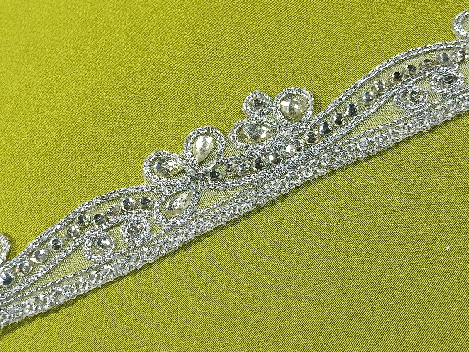 Cenefa Bordada Pedrería Ramillete Plata