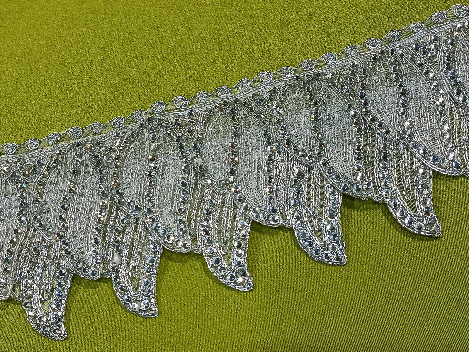 Cenefa Bordada Pedrería Hojas Plata