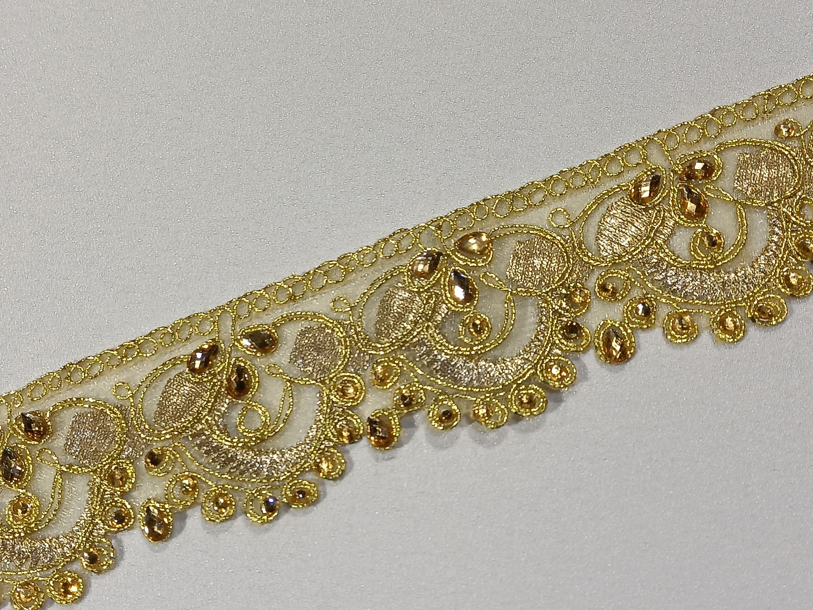 Cenefa Bordada Pedrería India Oro