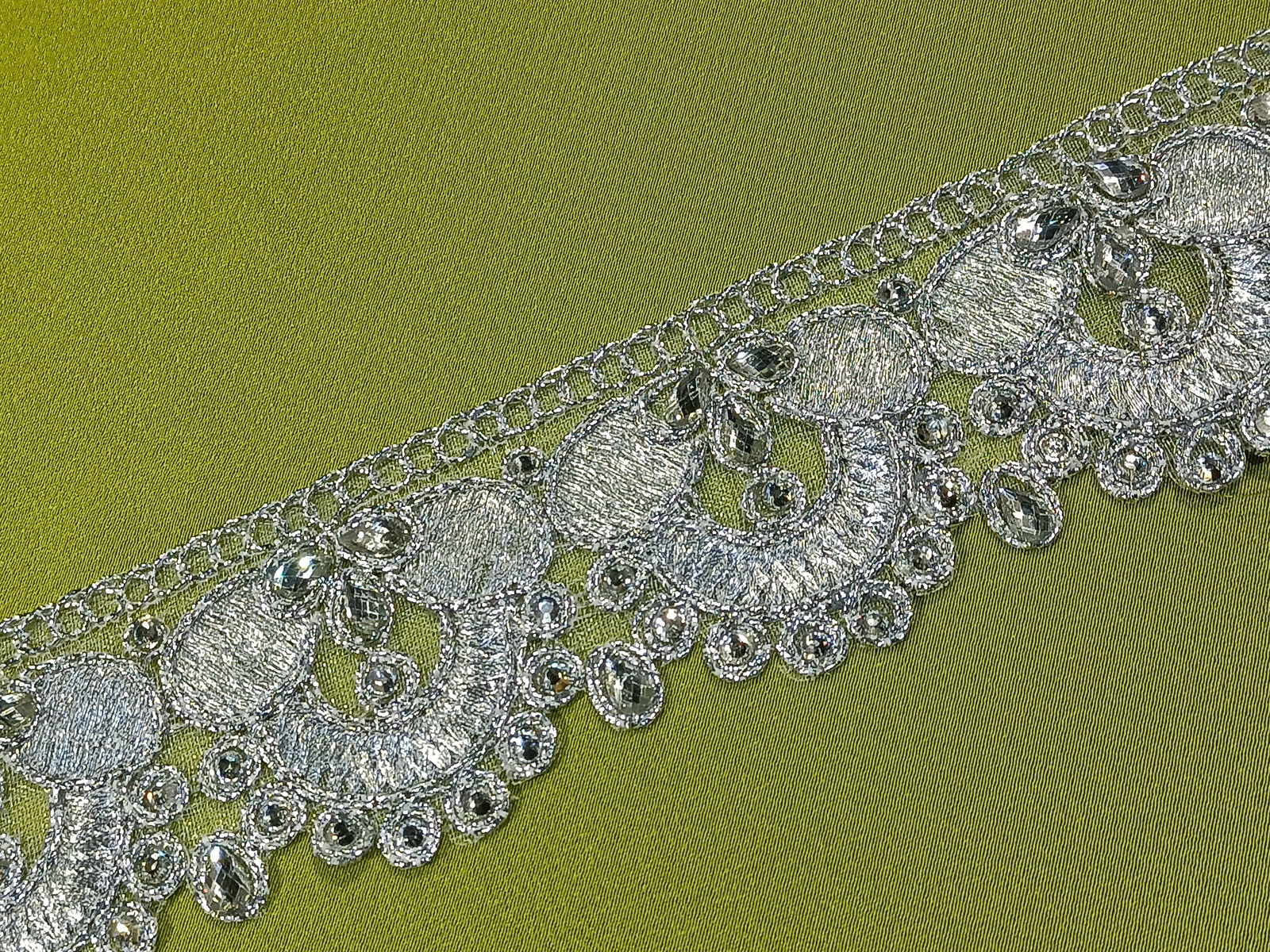 Cenefa Bordada Pedrería India Plata