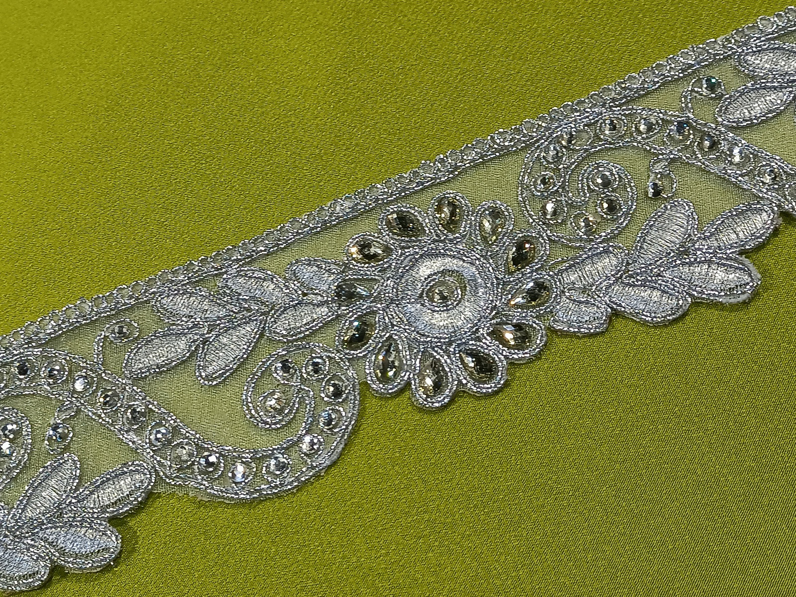 Cenefa Bordada Pedrería Primavera Plata