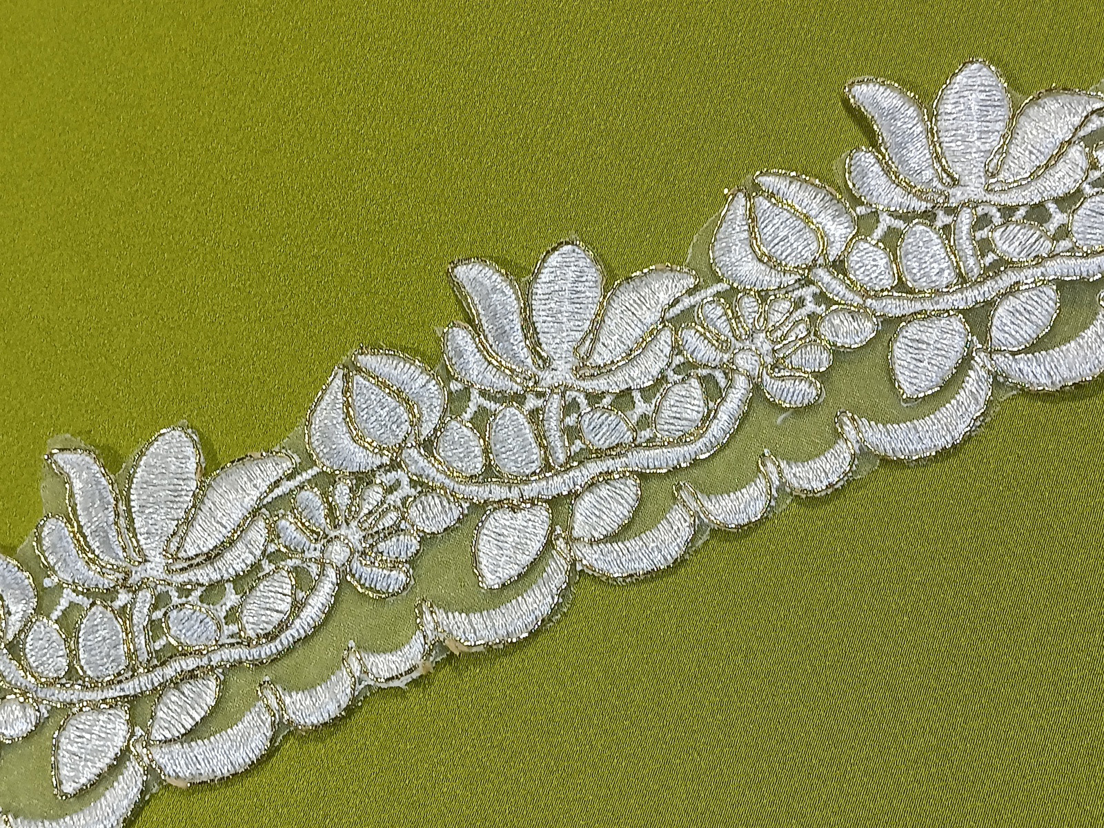 Cenefa Bordada Jardín Blanco