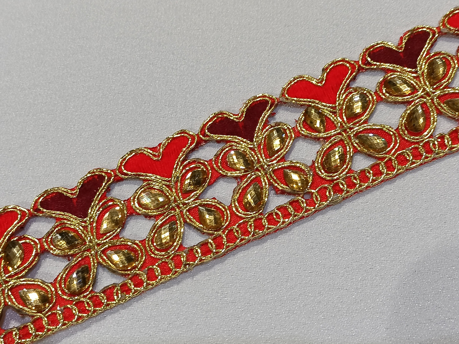 Cenefa Bordada Cristal Corazón Rojo Granate