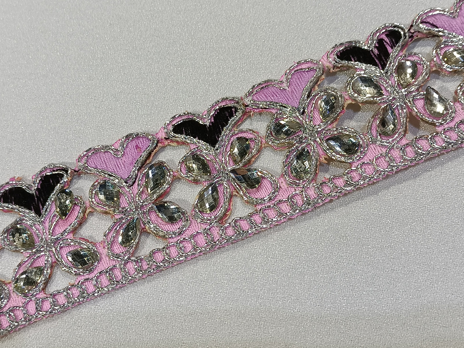 Cenefa Bordada Cristal Corazón Rosa Negro