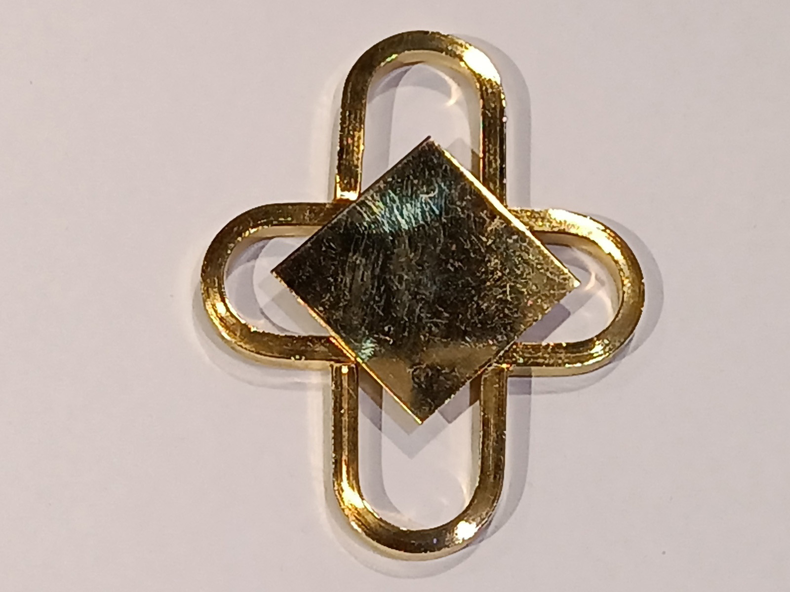 Chapa Cruz Abierta Cuadrado Oro