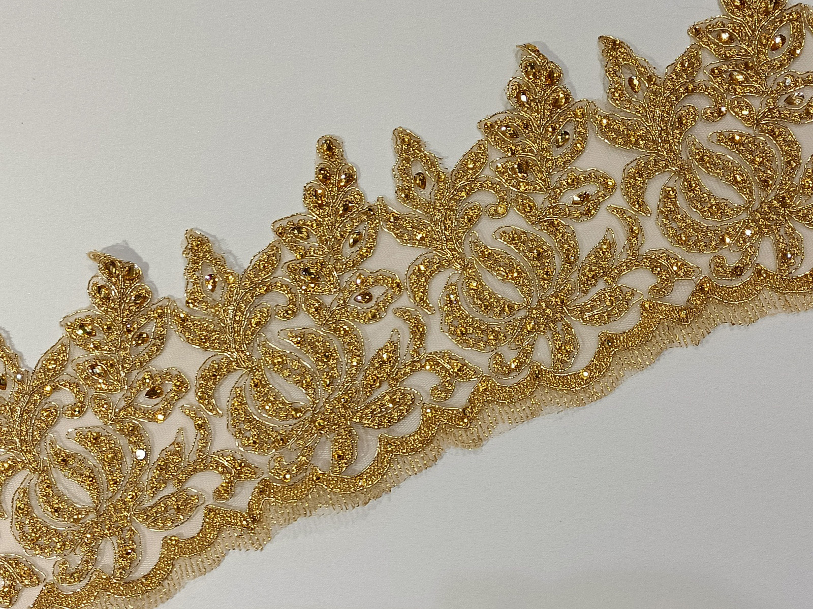 Cenefa Bordada Hojas Cordoncillo Oro