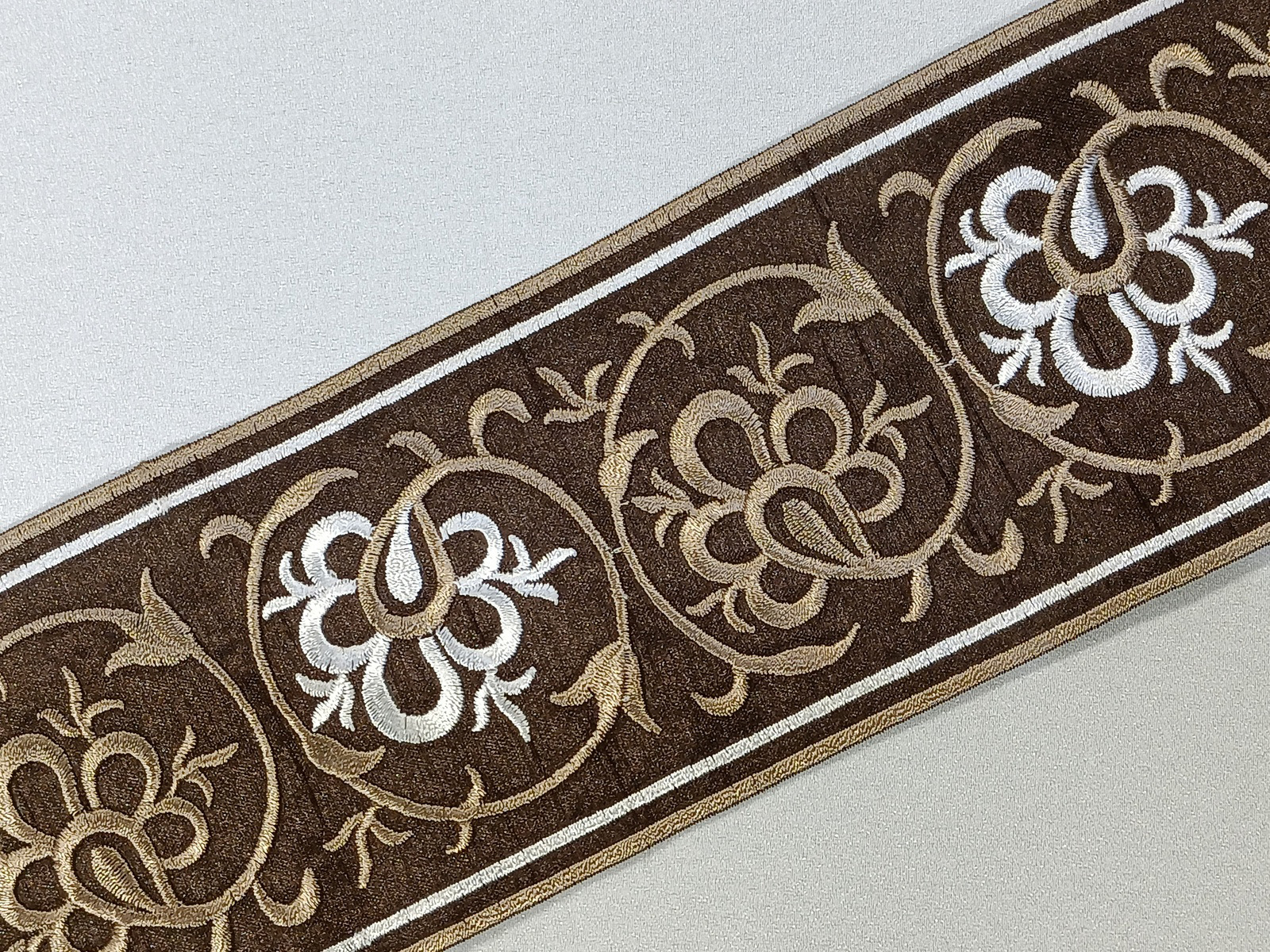 Cinta Bordada Mozarabe Marrón-Blanco 8 cms