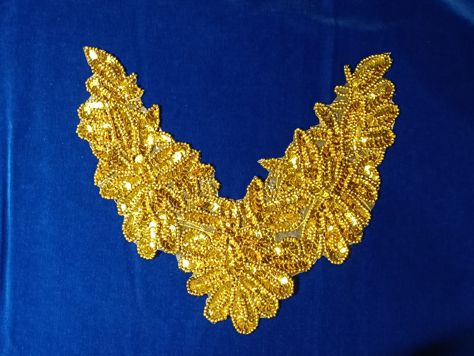 Aplicación Fantasía Flor Lentejuela Cuello Oro