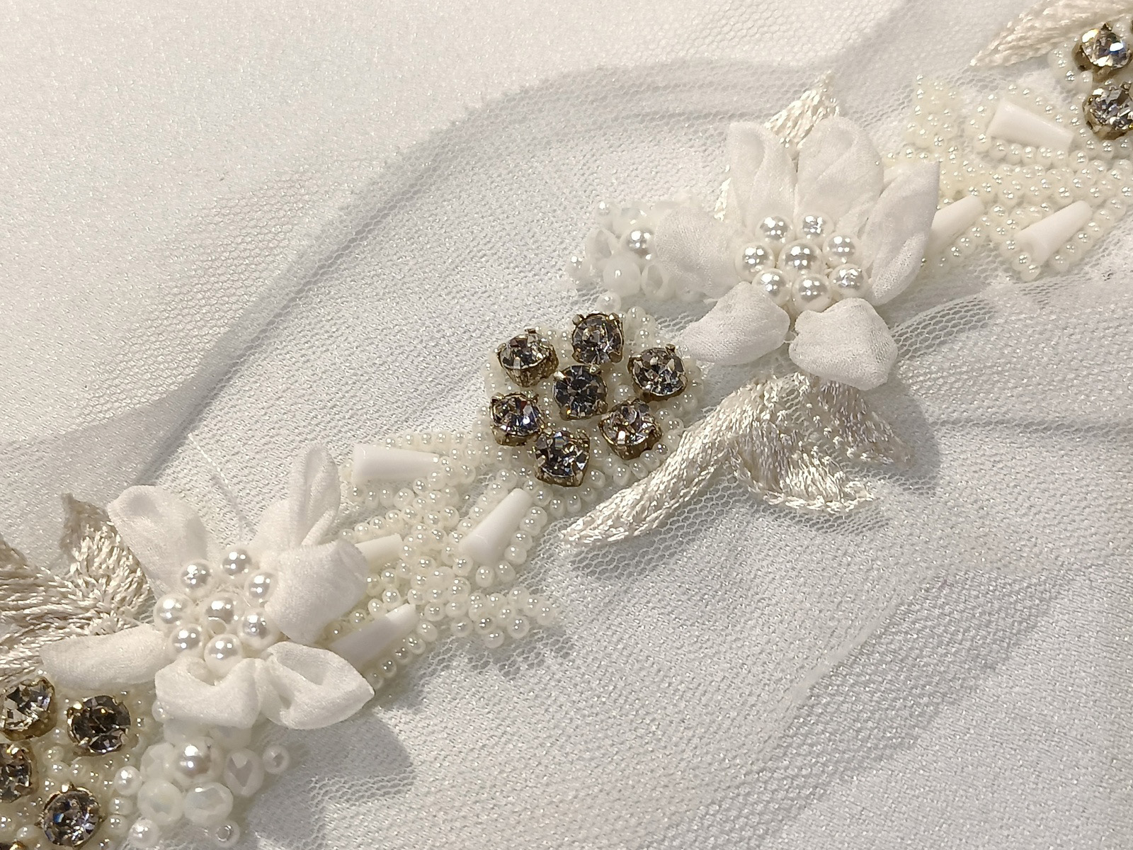Cenefa pedrería Bordada Perlas Blanco