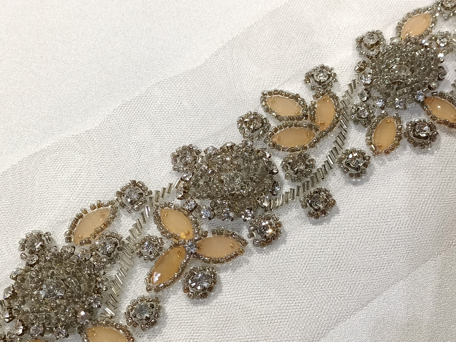 Cenefa Pedrería Nude Rocalla Plata