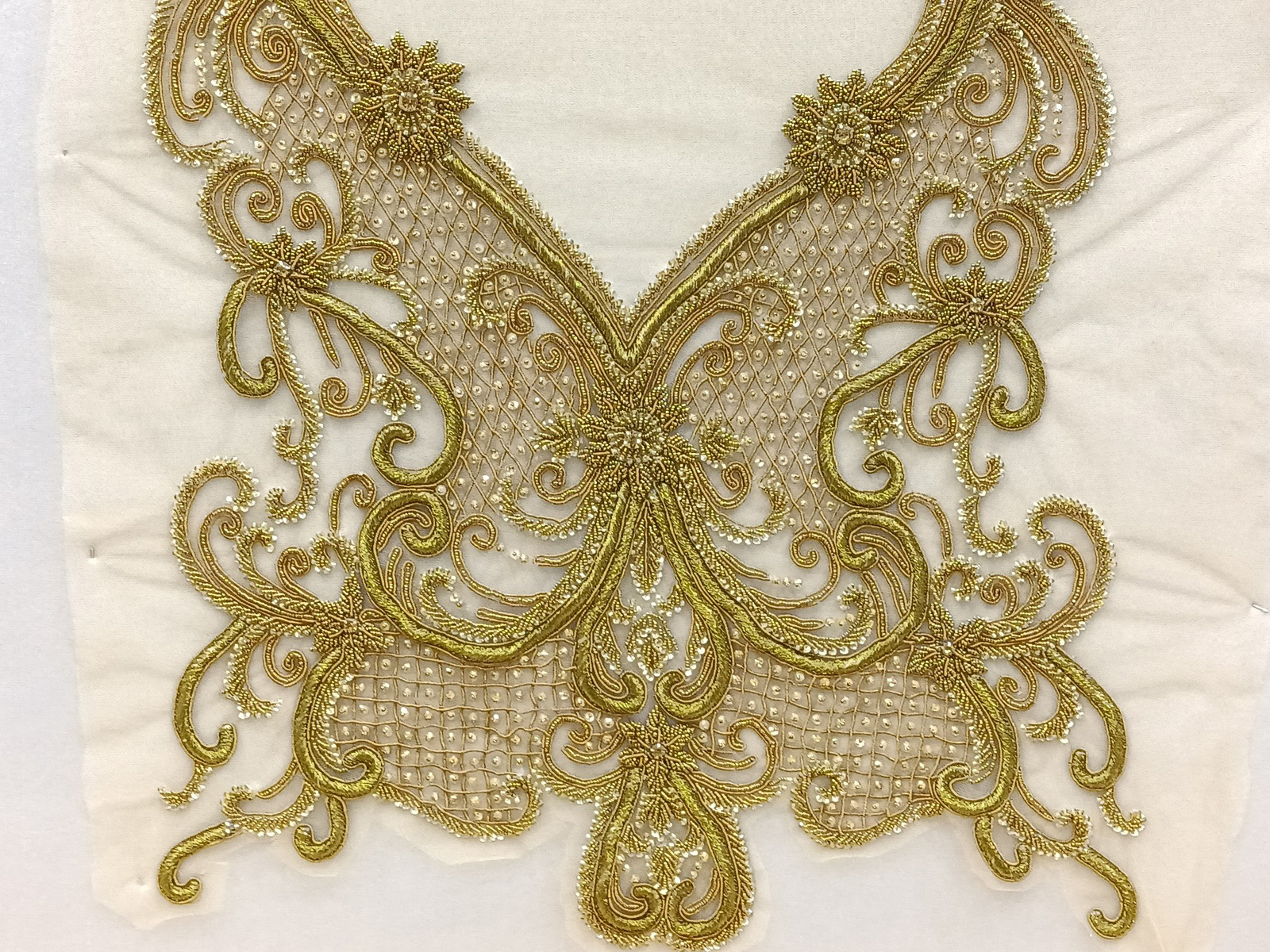 Cuerpo de Cristal Bordado  Oro Envejecido