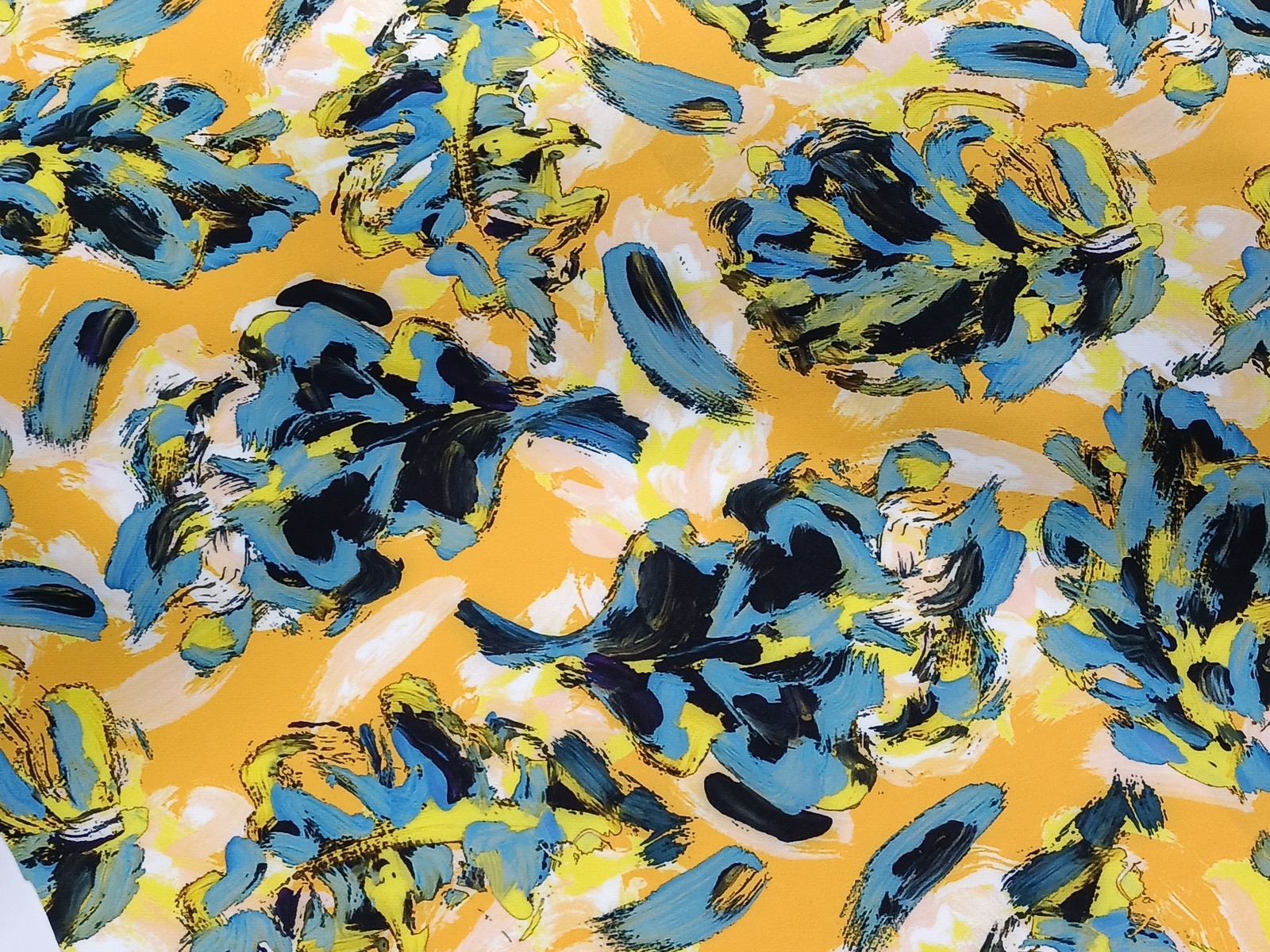 Satén Amarillo Flor Azul Pincel