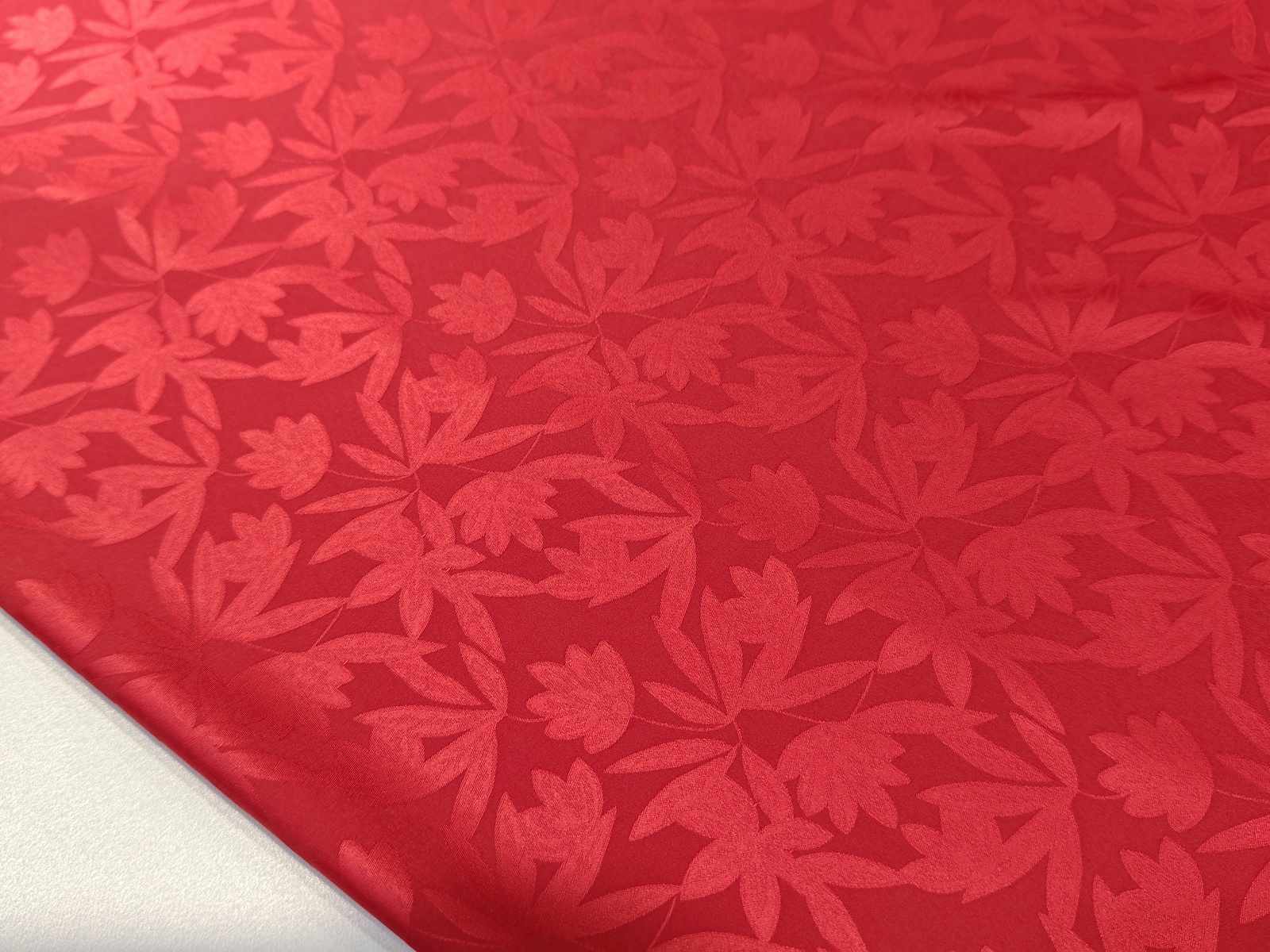 Damasco Azabache  Floral Rojo
