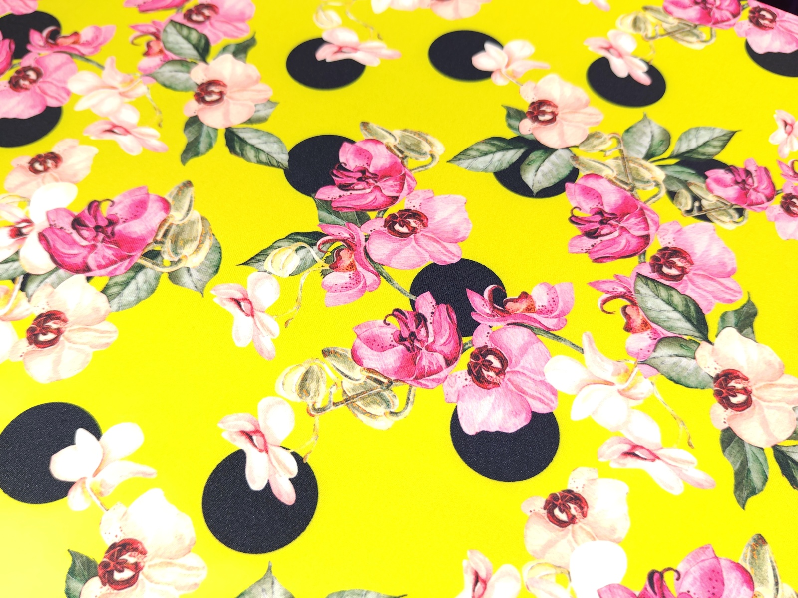 Saten Lunar Negro Amarillo Floral