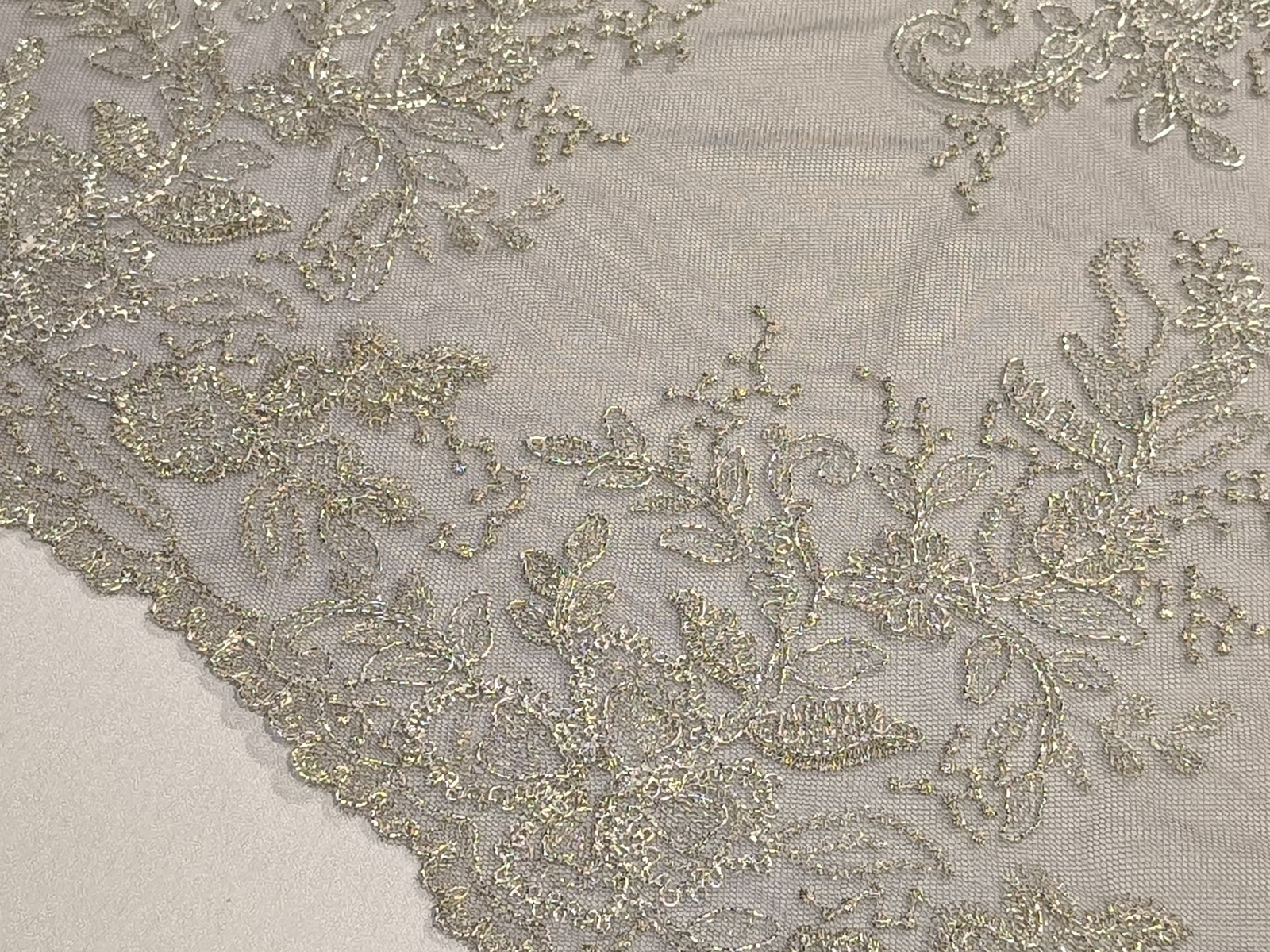 Encaje Ceniza Flor Metálico