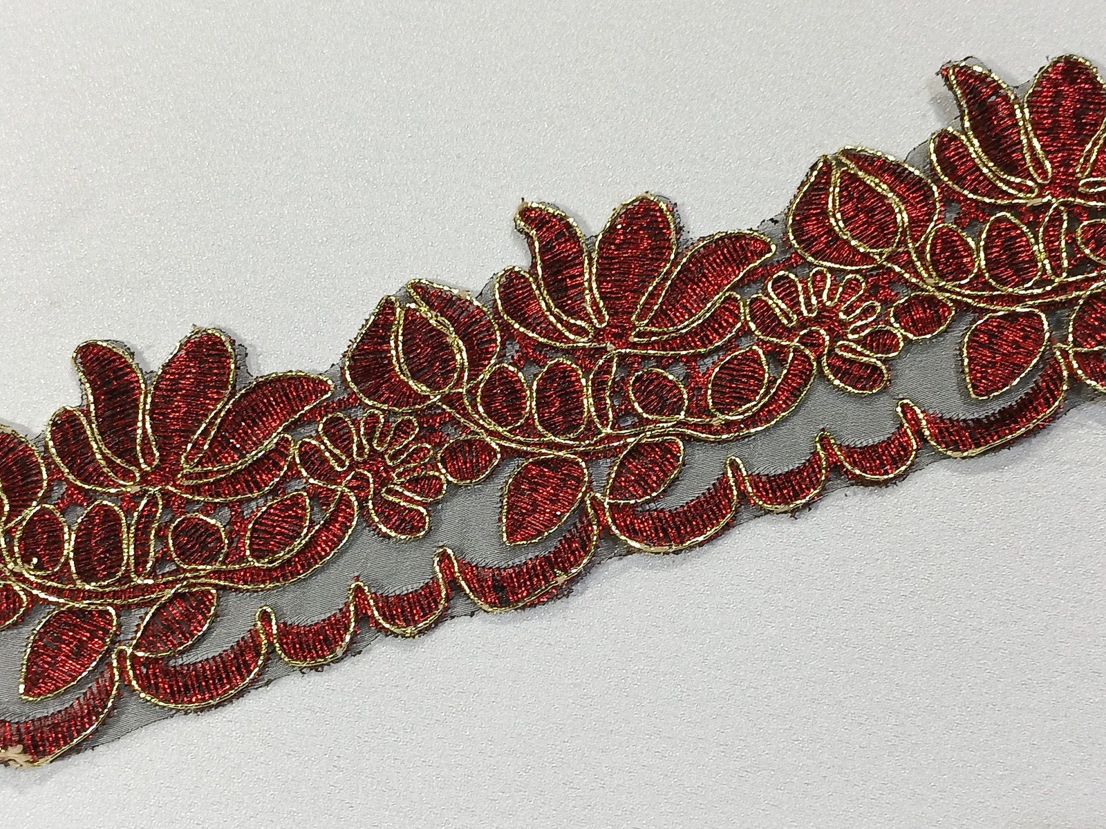 Cenefa Bordada Jardín Rojo Granate