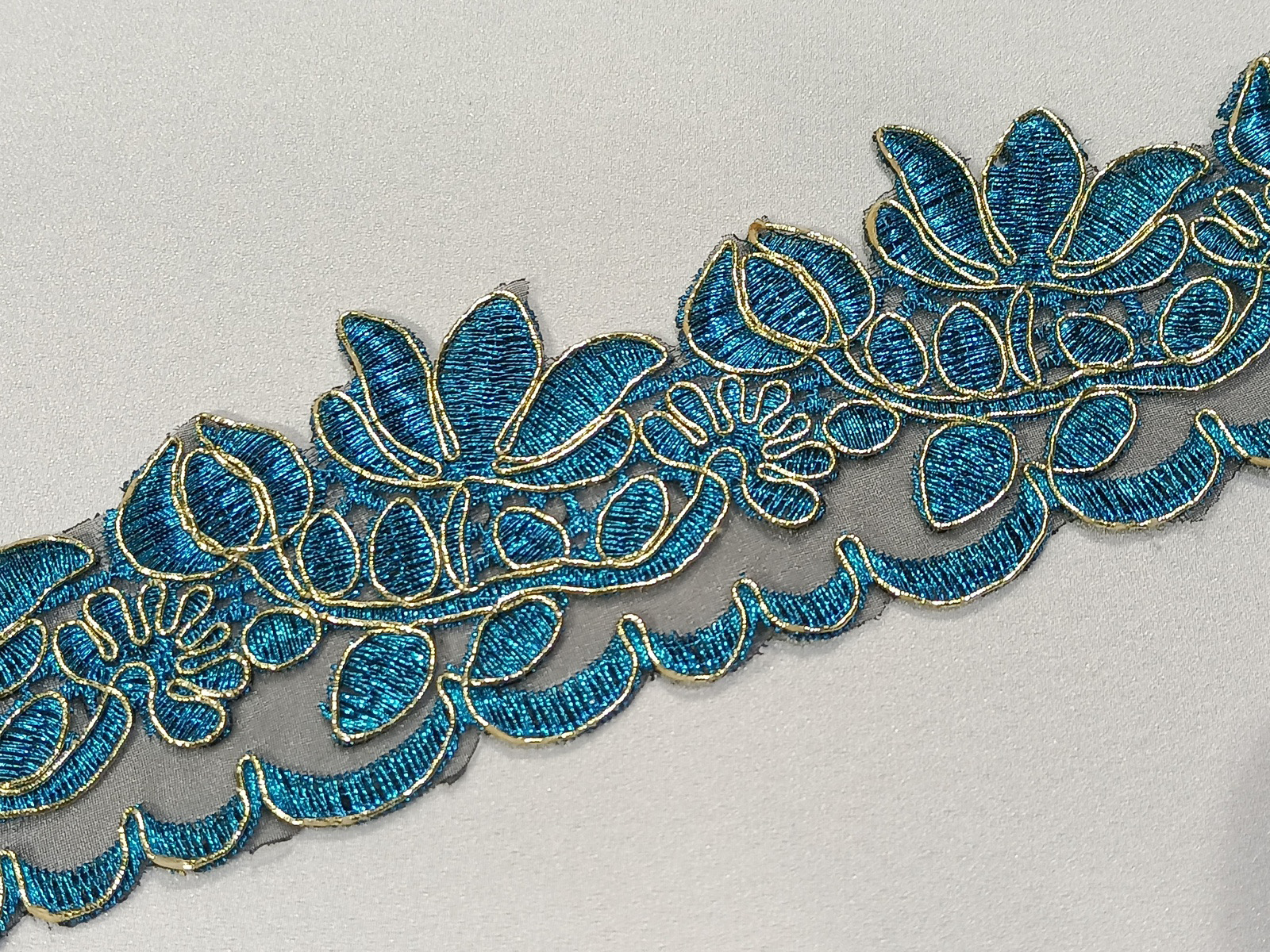 Cenefa Bordada Jardín Turquesa