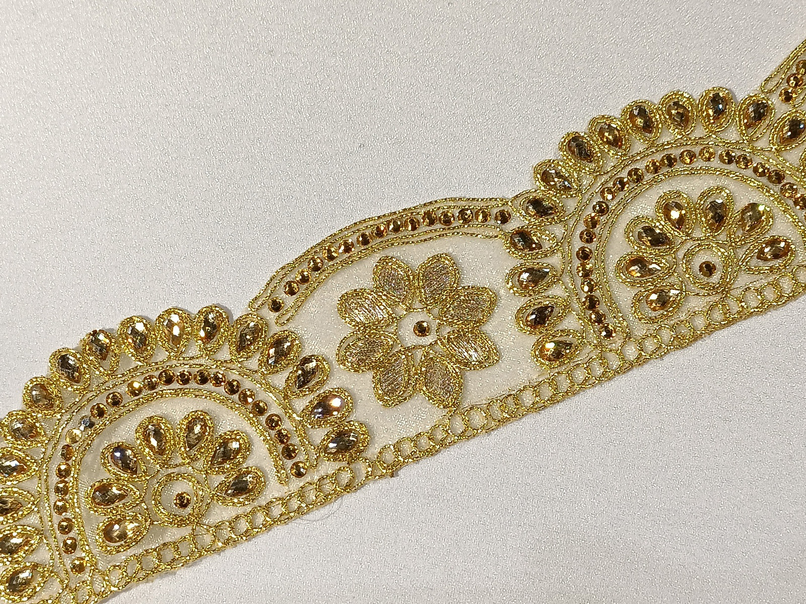 Cenefa Bordada Pedrería Sol Oro