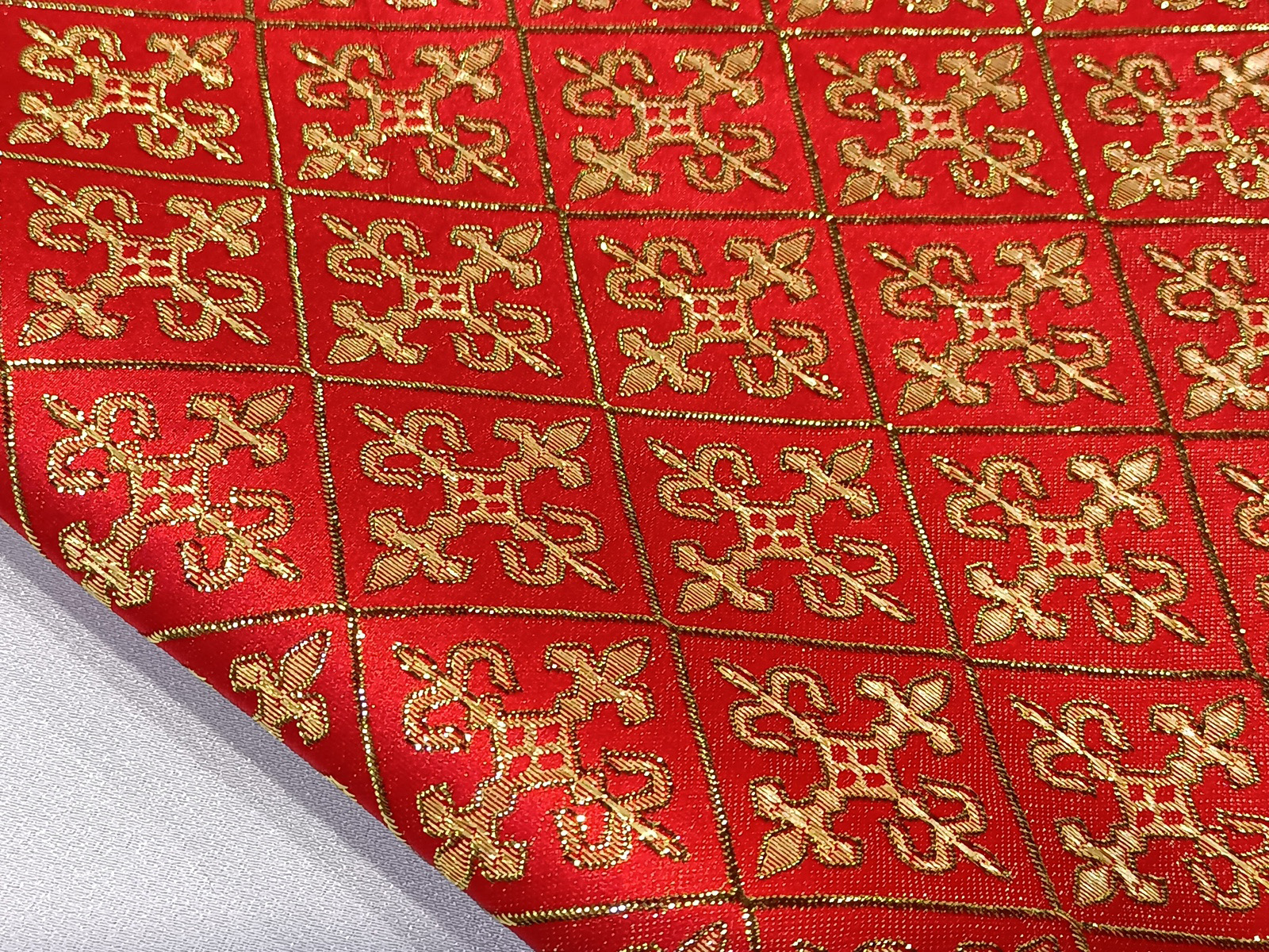 Raso Bordado Cruces Oro
