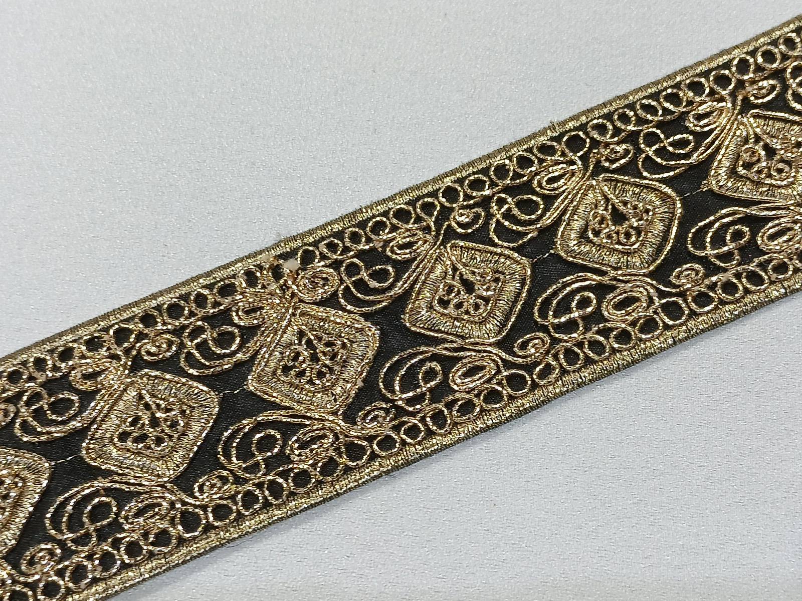 Cenefa Bordada Isidro Negro/Oro