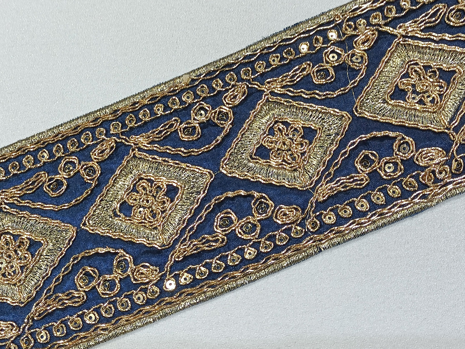 Cenefa Bordada Isidro Azulón/Oro 8 cms