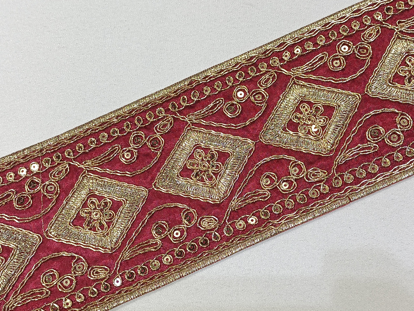 Cenefa Bordada Isidro Rojo Granate/Oro 8 cms