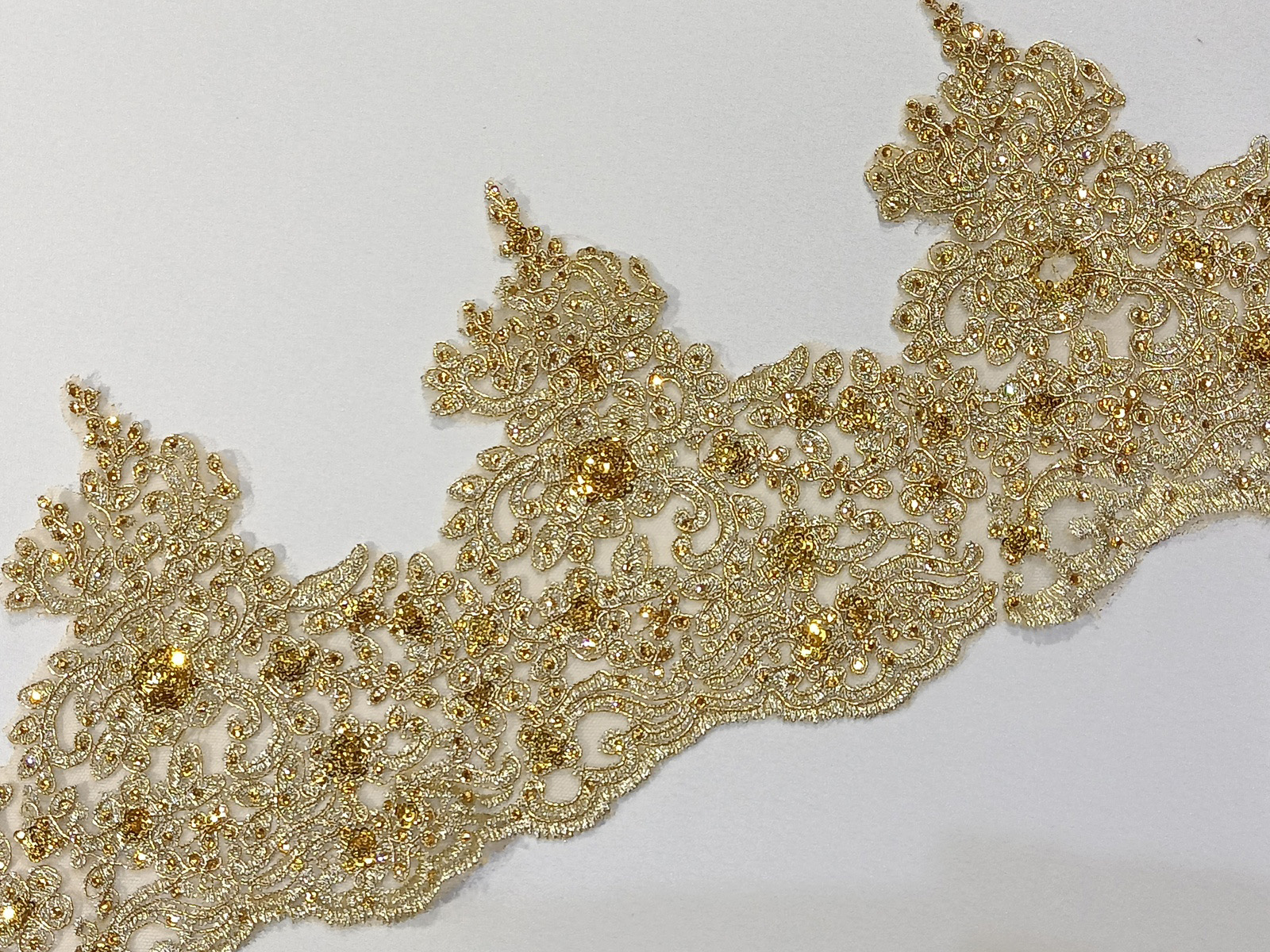 Cenefa Bordada Arabia Oro