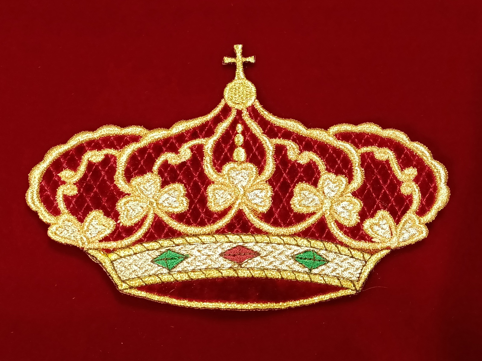 Aplicación Corona Real Terciopelo Rojo