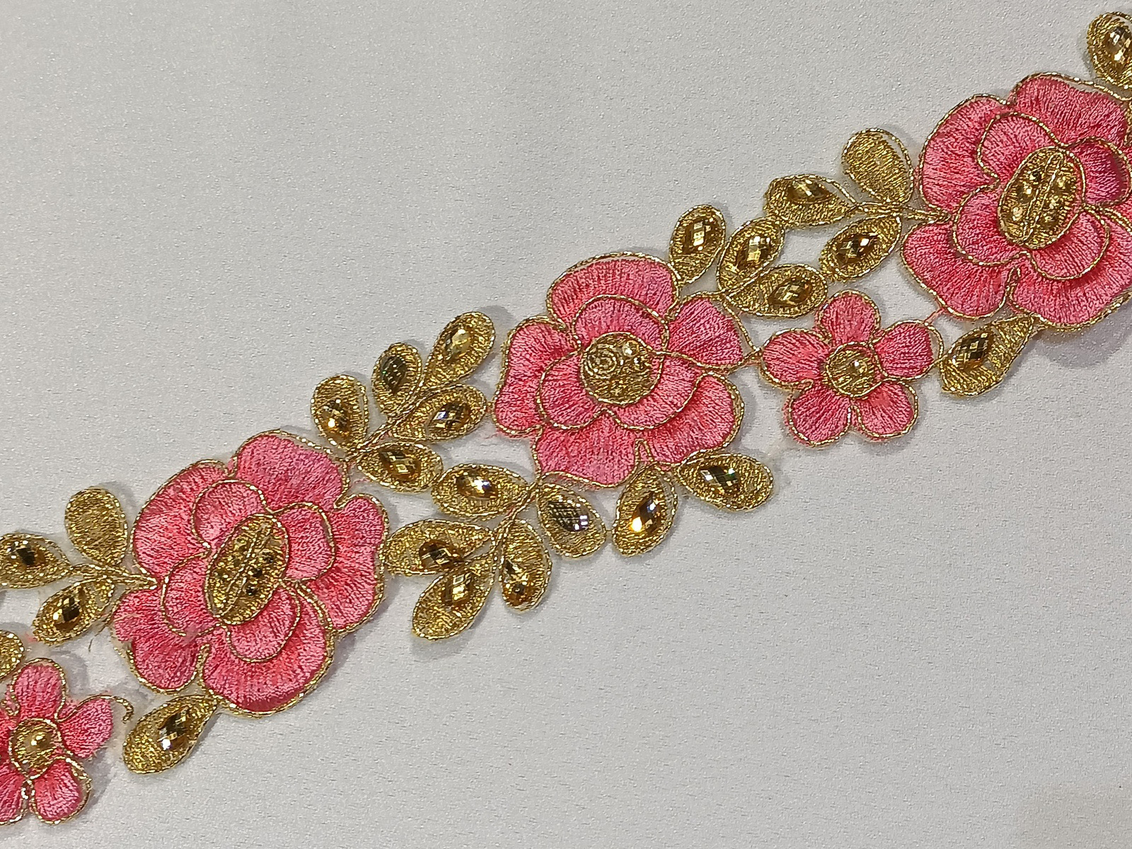 Cenefa Bordada Amapola Rosa Claro Oro