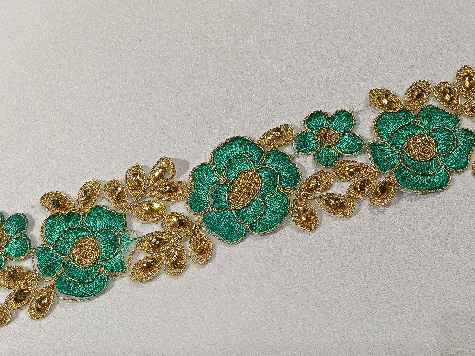 Cenefa Bordada Amapola Verde Oro