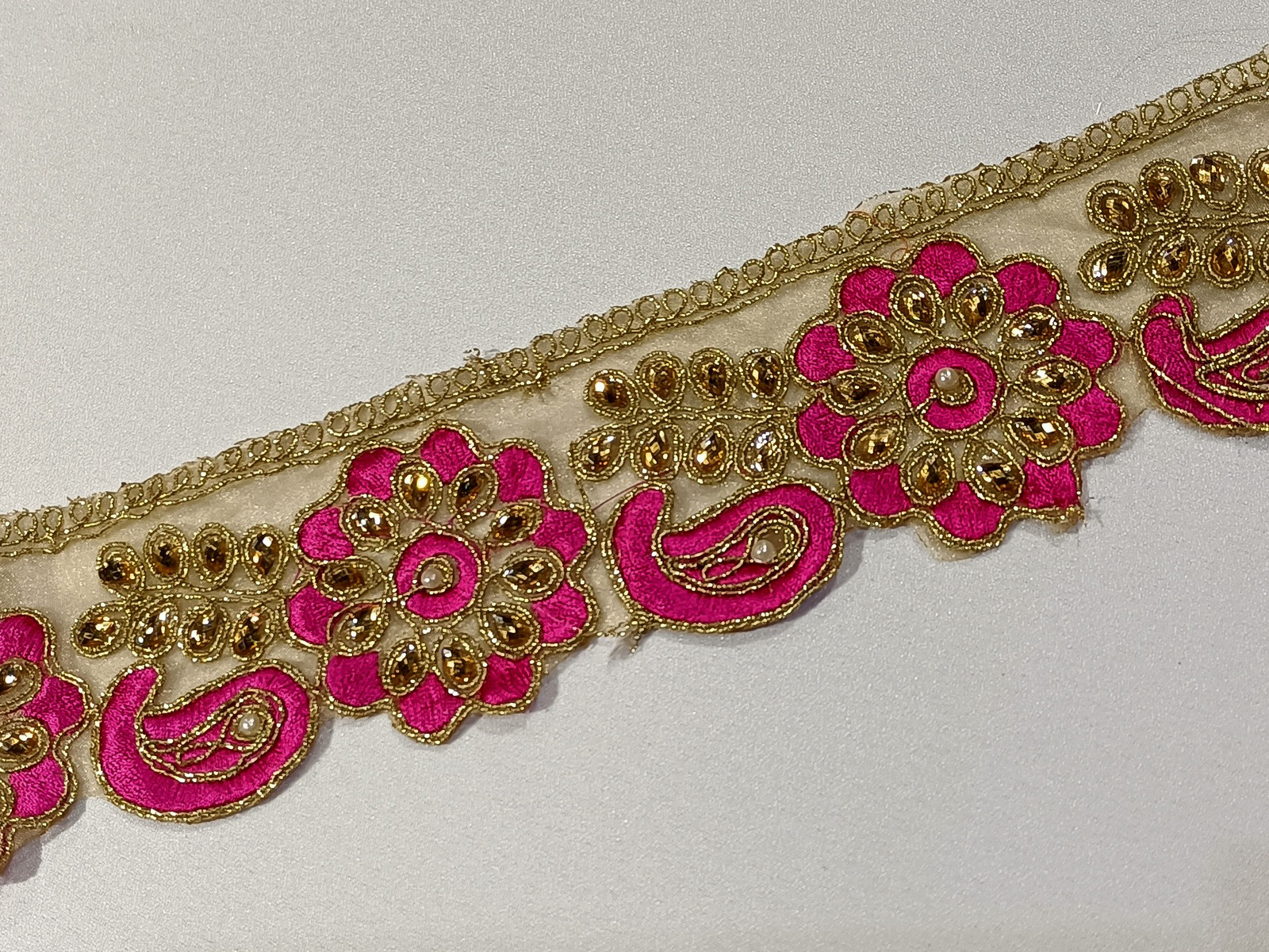 Cenefa Bordada Flor Cachemire Fucxia
